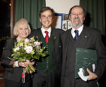 Goldenes Ehrenzeichen für Dr. Konstantin Risovalis (rechts), gemeinsamt am Bild mit seiner Ehefrau und Bürgermeister Mag. Siegfried Nagl. Goldenes Ehrenzeichen für Dr. Konstantin Risovalis (rechts), gemeinsamt am Bild mit seiner Ehefrau und Bürgermeister Mag. Siegfried Nagl.