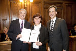Für das "Vertretungsnetz Sachwalterschaft" nahmen Dr. Gerhard Hopf und Dr. Margit Grassauer den Menschenrechtspreis von Bürgermeister Mag. Siegfried Nagl entgegen. Foto: Stadt Graz/Fischer Für das "Vertretungsnetz Sachwalterschaft" nahmen Dr. Gerhard Hopf und Dr. Margit Grassauer den Menschenrechtspreis von Bürgermeister Mag. Siegfried Nagl entgegen. Foto: Stadt Graz/Fischer