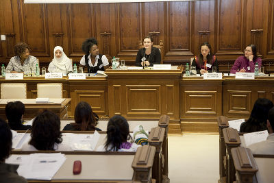 Die ReferentInnen des Symposiums (v. l.): Dr.in Sylvie Nantcha, Amani Abuzarah, Mercy Otieno, Moderatorin Mag.a Muna Hamoud, Bolortsetseg Baljinnyam und Mag.a Dr.in Adriana Valle-Höllinger. 