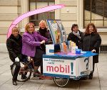 Frauenstadträtin Elke Edlinger und das Team des Grazer Frauenreferates präsentierten heute das erste mobile Amt Österreichs. Foto: Stadt Graz/Fischer