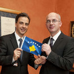 Mit der "druckfrischen" Fahne des Kosovo: Bürgermeister Mag. Siegfried Nagl und Botschafter Kiqmari. 