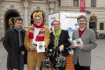  Abteilungsvorstand DI Werner Prutsch, Lisa Rücker, Geschäftsführer von Bicycle, Gerd Kronheim (von rechts) und Osterhase 
