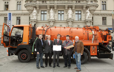 Ein ungewöhnliches Geschenk wurde heute auf dem Hauptplatz übergeben: ein Altkanalspülfahrzeug für die rumänische Stadt Ciacova. Von links: Ing. Karl Schröttner, Kanal-Betriebsleiter, Kanalbauamtsleiter DI Gerald Maurer, Bgm. Mag. Siegfried Nagl, Valentin Prisacaru von der rumänischen Caritas und „Grazer Gruppe“-Vertreter Heinz Kurzmann. Alle Fotos: Stadt Graz/Fischer 