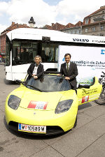 Der E-Flitzer als Fotomotiv, der Hybrid-Bus geht in Graz in dreijährigen Testbetrieb: Landesrätin Mag.a Kristina Edlinger-Ploder und Bgm. Mag. Siegfried Nagl. Fotos: Stadt Graz/Fischer 