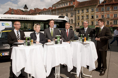 E-Mobilität-Präsentation auf dem Hauptplatz mit (v. l.) Roman Bartha (Siemens AG), Landesrätin Kristina Edlinger-Ploder, Bürgermeister Siegfried Nagl, GRAZ AG-Vorstand Wolfgang Messner, Robert Schaffernak (Magna E-Cars Systems) und Günter Kallus, Volvo Austria. 