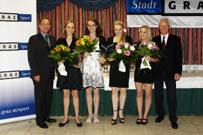 Stadtrat Detlev Eisel-Eiselsberg mit den erfolgreichen Turnerinnen Karin Schreiber, Natascha Wegscheider, Lena Vertacnik, Olivia Haidinger und Sportamtsleiter Gerhard Peinhaupt (v. l.). Alle Fotos: Stadt Graz/Melbinger Stadtrat Detlev Eisel-Eiselsberg mit den erfolgreichen Turnerinnen Karin Schreiber, Natascha Wegscheider, Lena Vertacnik, Olivia Haidinger und Sportamtsleiter Gerhard Peinhaupt (v. l.). Alle Fotos: Stadt Graz/Melbinger