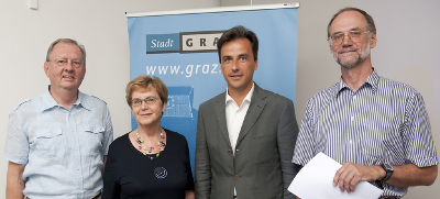 Stellten die Arbeit von "Zeit für Graz" vor (v. l.): Die Mitglieder des Beirats für BürgerInnenbeteiligung Ing. Raimund Berger (Sprecher), Dr.in Gerhild Hansen (stv. Sprecherin), Bgm. Mag. Siegfried (Vorsitzender) und Dr. Franz-Josef Krysl. Fotos: Stadt Graz/Fischer Stellten die Arbeit von "Zeit für Graz" vor (v. l.): Die Mitglieder des Beirats für BürgerInnenbeteiligung Ing. Raimund Berger (Sprecher), Dr.in Gerhild Hansen (stv. Sprecherin), Bgm. Mag. Siegfried (Vorsitzender) und Dr. Franz-Josef Krysl. Fotos: Stadt Graz/Fischer