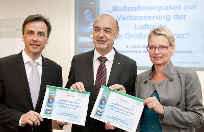 Die Umweltzone in Graz kommt frühestens im November 2011, erklärten Bgm. Mag. Siegfried Nagl, Landesrat Ing. Manfred Wegscheider und Bgm.-Stv.in Lisa Rücker am 19. Juli 2010 bei einem Symposium im Grazer Rathaus. Foto: Stadt Graz/Fischer Die Umweltzone in Graz kommt frühestens im November 2011, erklärten Bgm. Mag. Siegfried Nagl, Landesrat Ing. Manfred Wegscheider und Bgm.-Stv.in Lisa Rücker am 19. Juli 2010 bei einem Symposium im Grazer Rathaus. Foto: Stadt Graz/Fischer
