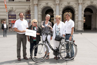 Bgm.-Stellvertreterin Lisa Rücker (3. v. l.) übergab ein Fahrrad an Irmgard Wolter (2. v. r.) und eine GVB-Jahreskarte an Gertrude Jeschofnig. DI Andreas Solymos (GVB, l.) und Gerd Kronheim (Verein Bicycle) "assistierten". Foto: Stadt Graz/Fischer