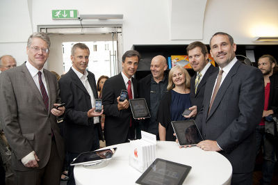 Stolz auf den neuen virtuellen Stadtführer für iPhone und iPad: Stadtvermessungsamt-Leiter DI Günter Lorber, sein Mitarbeiter Winfried Ganster, Bgm. Mag. Siegfried Nagl, das Architektenehepaar DI Gunhild und DI Dr. Helmut Pierer sowie DI Peter Danner und Oliver Bernecker von „exthex" (v. l.). Fotos: Stadt Graz/Fischer 