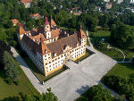 Am Vorplatz des Schlosses stolzieren gerne Pfauen auf und ab. Foto: Universalmuseum Joanneum / zepp®cam.at 2010/Graz, Austria