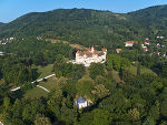 Wunderbar gelegen präsentiert sich das Schloss Eggenberg inmitten der grünen Parklandschaft. 