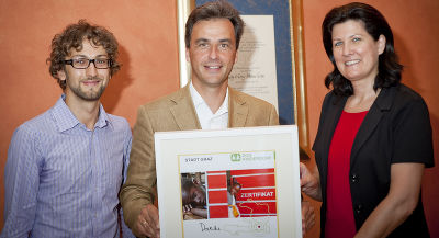 v.l.: Mag. Mario Edler, Vertreter der SOS-Kinderdörfer Steiermark, Bürgermeister Mag. Siegfried Nagl und LAbg. Barbara Riener 