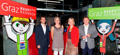 ÖBB-Projektleiter Klaus Schneider, Lisa Rücker, Kristina Edlinger-Ploder und Vorstand Wolfgang Malik vor dem neuen Infopoint mit den "Umbau-Maskottchen" Karla Klug und Erich Emsig. ÖBB-Projektleiter Klaus Schneider, Lisa Rücker, Kristina Edlinger-Ploder und Vorstand Wolfgang Malik vor dem neuen Infopoint mit den "Umbau-Maskottchen" Karla Klug und Erich Emsig.