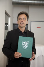 Bürgermeister Mag. Siegfried Nagl überreicht das Grazer Stadtwappen 