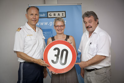 Präsentierten heute "Tempokontrolle NEU": Bürgermeister-Stellvertreterin Lisa Rücker, Oberstleutnant Alfred Kronawetter (li.) und DI Harald Hrubisek, Leiter des Straßenamtes. Foto: Stadt Graz/Foto Fischer 