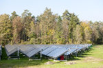 Die Solaranlage speist Warmwasser ins Netz.