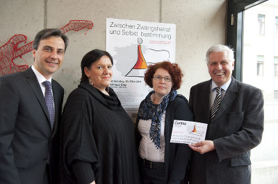 Stellten im "Auschlössl" das Projekt "Divan" und die Tagung "Zwischen Zwangsheirat und Selbstbestimmung" vor: Bgm. Mag. Siegfried Nagl, Integrationsreferat-Leiterin Brigitte Köksal, Divan-Projektleiterin Mag.a Christina Kraker-Kölbl und Caritas-Präsident Franz Küberl (v. l.). Fotos: Stadt Graz/Fischer Stellten im "Auschlössl" das Projekt "Divan" und die Tagung "Zwischen Zwangsheirat und Selbstbestimmung" vor: Bgm. Mag. Siegfried Nagl, Integrationsreferat-Leiterin Brigitte Köksal, Divan-Projektleiterin Mag.a Christina Kraker-Kölbl und Caritas-Präsident Franz Küberl (v. l.). Fotos: Stadt Graz/Fischer