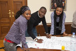 Auf der Suche nach Problemlösungen: Mag. Godswill Eyawo (ProHealth) mit Tagungsteilnehmerinnen. 
