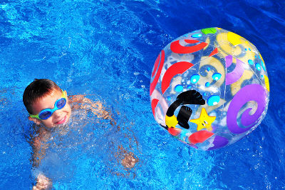 Nichts kühlt so gut, wie ein Sprung in eines der Grazer Bäder! Foto: Fotolia/kids.4pictures 