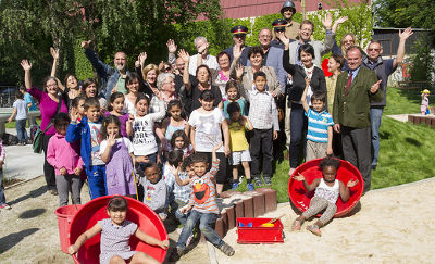 Zahlreiche Gäste kamen zur bunten Eröffnungsfeier, die Kinder weihten ihren neuen Spielplatz gleich auf ihre Weise ein und waren begeistert. Foto: Stadt Graz/Foto Fischer Zahlreiche Gäste kamen zur bunten Eröffnungsfeier, die Kinder weihten ihren neuen Spielplatz gleich auf ihre Weise ein und waren begeistert. Foto: Stadt Graz/Foto Fischer