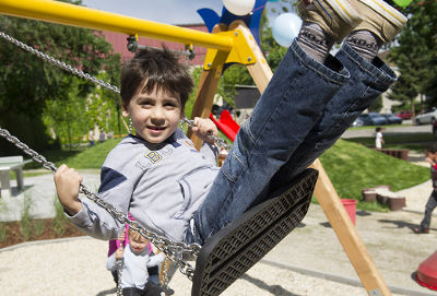 Hurra! Endlich Platz zum Spielen und einander Treffen. Der neugestaltete Spielplatz wird wohl schon bald auch ein Ort der Begegnung für die Erwachsenen werden. Foto: Stadt Graz/Foto Fischer Hurra! Endlich Platz zum Spielen und einander Treffen. Der neugestaltete Spielplatz wird wohl schon bald auch ein Ort der Begegnung für die Erwachsenen werden. Foto: Stadt Graz/Foto Fischer