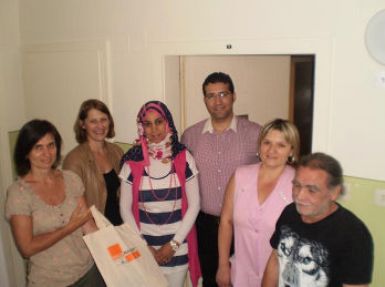 Bildvergrößerung v.l.n.r.: Mag. Jutta Dier, Geschäftsführerin des Friedensbüros, DSA Marlies Wiltsche, Mitarbeiterin des Friedensbüros, Mag. Doaa Moustafa und BAK Mohamed Abdalla, neue BewohnerInnen, sowie Frau Brandlhofer und Herr Bunzmann, Shlüsselpersonen der Siedlung. | Foto: Friedensbüro Graz