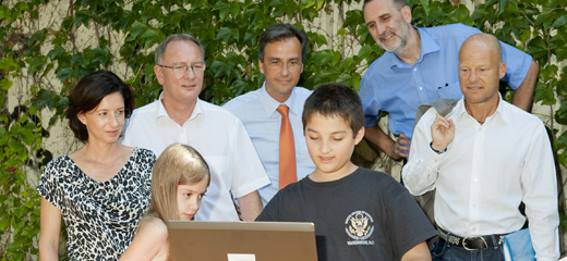 Arian Zach zeigte gleich, was er kann, der neue Online-Stadtplan für Kinder. Im Hintergrund (v.l.): StRin Sonja Grabner, StR Detlev Eisel-Eiselsberg, Bgm. Siegfried Nagl, Wolfgang Gruber (Jugendamt) und Gerhard Godlbrich (Holding Graz) Foto: Stadt Graz/Fischer Arian Zach zeigte gleich, was er kann, der neue Online-Stadtplan für Kinder. Im Hintergrund (v.l.): StRin Sonja Grabner, StR Detlev Eisel-Eiselsberg, Bgm. Siegfried Nagl, Wolfgang Gruber (Jugendamt) und Gerhard Godlbrich (Holding Graz) Foto: Stadt Graz/Fischer