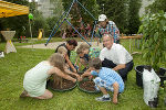 Stadtrat Detlef Eisel-Eiselsberg mit Kindern bei der heutigen Eröffnung der Parkbetreuung. | Foto: Stadt Graz / Fischer 