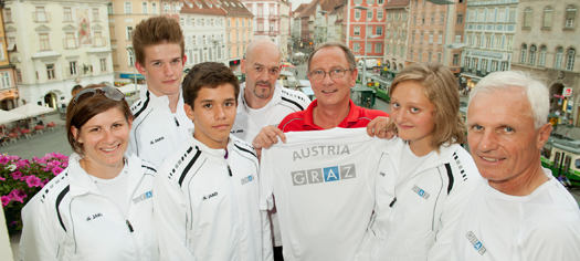 Die jungen Grazer SchwimmerInnen konnten bei den Internationalen Schülerspielen im koreanischen Daegu drei Medaillen ergattern (am Bild Mitte Stadtrat Detlev Eisel-Eiselsberg und rechts Sportamtsleiter Mag. Gerhard Peinhaupt). Foto: Stadt Graz/Fischer 