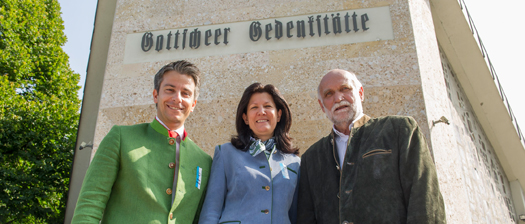 Feierten gemeinsam mit vielen Gottscheern das 45-Jahr-Jubiläum der Gedenkstätte in Mariatrost: Albert Mallner, Obmann der Gottscheer-Landsmannschaft Graz (r.), GR Kurt Hohensinner, MBA, und LAbg. Barbara Riener. (Foto: Stadt Graz/Fischer) Feierten gemeinsam mit vielen Gottscheern das 45-Jahr-Jubiläum der Gedenkstätte in Mariatrost: Albert Mallner, Obmann der Gottscheer-Landsmannschaft Graz (r.), GR Kurt Hohensinner, MBA, und LAbg. Barbara Riener. (Foto: Stadt Graz/Fischer)