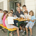 Jung-KünstlerInnen am Werk: Stadtrat Detlev Eisel-Eiselsberg und Sommeratelier-Leiterin Maria Fanta (hi. Mitte) freut's. Foto: KK. 