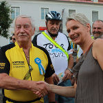 Bgm.-Stv. Rücker gratuliert dem "Very Important Pedalritter" Ernst Oisterschek. (Foto: Stadt Graz/Wieser) Bgm.-Stv. Rücker gratuliert dem "Very Important Pedalritter" Ernst Oisterschek. (Foto: Stadt Graz/Wieser)