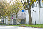 .. freuen sich über den neuen Defi-Standort am Jakomingürtel 20. (Foto: Stadt Graz/Fischer) .. freuen sich über den neuen Defi-Standort am Jakomingürtel 20. (Foto: Stadt Graz/Fischer)