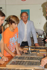 Stadtrat Eisel-Eiselsberg besuchte die Kinder beim Druck-Workshop | Foto: Martina Kaufmann 