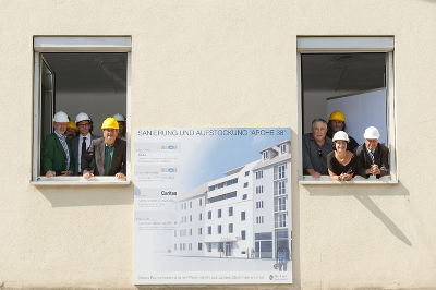 Blicken in eine bessere Zukunft für die "Arche 38": Mag. Gernot Wippel (Sozialamtsleiter), GBG-GF Mag. Günter Hirner, DI Dr. Peter Gspaltl, GBG-Prok. Bernd Weiss, Stadträtin Dr.in Martina Schröck, Caritas-Präsident Franz Küberl (v. l.). Fotos: Stadt Graz/Fischer Blicken in eine bessere Zukunft für die "Arche 38": Mag. Gernot Wippel (Sozialamtsleiter), GBG-GF Mag. Günter Hirner, DI Dr. Peter Gspaltl, GBG-Prok. Bernd Weiss, Stadträtin Dr.in Martina Schröck, Caritas-Präsident Franz Küberl (v. l.). Fotos: Stadt Graz/Fischer