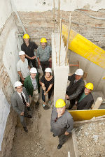 Besichtigten die Baustelle: GBG-GF Mag. Günter Hirner, Mag. Gernot Wippel (Sozialamtsleiter), Stadträtin Dr.in Martina Schröck, Caritas-Präsident Franz Küberl, DI Dr. Peter Gspaltl, GBG-Prok. Bernd Weiss (vorne), hinten li: Michael Lintner (Leiter Arche 38), Architekten DI Werner und Gerald Wratschko. Foto: Stadt Graz/Fischer Besichtigten die Baustelle: GBG-GF Mag. Günter Hirner, Mag. Gernot Wippel (Sozialamtsleiter), Stadträtin Dr.in Martina Schröck, Caritas-Präsident Franz Küberl, DI Dr. Peter Gspaltl, GBG-Prok. Bernd Weiss (vorne), hinten li: Michael Lintner (Leiter Arche 38), Architekten DI Werner und Gerald Wratschko. Foto: Stadt Graz/Fischer