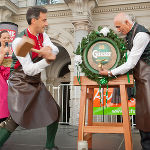 O'zapf is: Bürgermeister Mag. Siefried Nagl (l.) beim traditionellen Gösser-Bieranstich mit "Pipn-Halter" Labg. Edi Hamedl. 