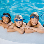 Im Herbst schwimmen lernen, damit es im nächsten Sommer heißt: "Die Kinder schwimmen wie die Fische im Wasser." Foto: www.istockphoto.com/goldenKB 