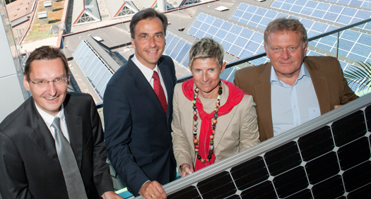 Zogen Bilanz über das Erfolgsprojekt "Solar-Anleger": Dr. Gert Heigl, GF Energie Graz, Bürgermeister Mag. Siegfried Nagl, Mag. Barbara Muhr, Vorstandsdirektorin Holding Graz Linien und Energie, und DI Wolfgang Malik, Vorstandsvorsitzender der Holding Graz (v.l.). Foto: Stadt Graz/Fischer 