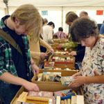 Schmökern am Bücherflohmarkt (Foto: Stadtbibliothek) Schmökern am Bücherflohmarkt (Foto: Stadtbibliothek)