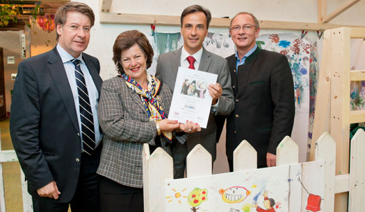 Stolz auf die familienfreundlichen Angebote der Stadt Graz: Dr. Michael Schaller vom Audit "familieundberuf", GR Sissi Potzinger, Bürgermeister Mag. Siegfried Nagl und Jugendstadtrat Detlev Eisel-Eiselsberg (v.l.) Foto: Stadt Graz/Fischer Stolz auf die familienfreundlichen Angebote der Stadt Graz: Dr. Michael Schaller vom Audit "familieundberuf", GR Sissi Potzinger, Bürgermeister Mag. Siegfried Nagl und Jugendstadtrat Detlev Eisel-Eiselsberg (v.l.) Foto: Stadt Graz/Fischer