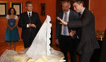 Neue Segeln setzen: Die Gäste aus Pula beschenkten Graz mit einer Skulptur aus Marmor | v.re: Bgm. Boris Miletić, Gemeinderat Thomas Rajakovics und Aleksandar Matić; Foto: Radkovic Neue Segeln setzen: Die Gäste aus Pula beschenkten Graz mit einer Skulptur aus Marmor | v.re: Bgm. Boris Miletić, Gemeinderat Thomas Rajakovics und Aleksandar Matić; Foto: Radkovic