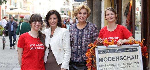 Bunte Schmiedgasse: Stadträtin Mag. (FH) Sonja Grabner (l.) und Mitorganisatorin Renate Bründl luden zum "Schmiedgassen Schau(n)". Foto: Stadt Graz/Fischer  