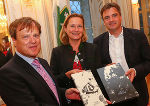 Feierten 100 Jahre Medienfabrik (v.l.): GF Dr. Leopold Gartler, LR Dr. Bettina Vollath und GF DI Gerhard Steindl. (Foto: Robert Frankl) 
