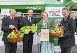 Kammeramtsdirektor Brugner, Bürgermeister Nagl, Landesbäuerin Maier und Landwirtschaftskammer Vizepräsident Titschenbacher präsentieren die Wanderausstellung vor dem Grazer Rathaus. Foto: Stadt Graz/Fischer 