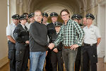 Die Ordnungswache mit dem neuen und dem alten Chef: Mag. Wolfgang Hübel (l), Ing. Andreas Köhler (r). 