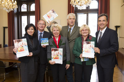Die Gesundheit in der Hand: Stadträtin Mag. (FH) Sonja Grabner, Stadtrat Detlev Eisel-Eiselsberg, Jugendamtsleiterin Mag. Ingrid Krammer, Bezirksschulinspektor Johannes Lickl, Dr. Veronika Zobel (Ärztlicher Dienst) und Bürgermeister Mag. Siegfried Nagl (v. l.) |Foto: Stadt Graz/Fischer Die Gesundheit in der Hand: Stadträtin Mag. (FH) Sonja Grabner, Stadtrat Detlev Eisel-Eiselsberg, Jugendamtsleiterin Mag. Ingrid Krammer, Bezirksschulinspektor Johannes Lickl, Dr. Veronika Zobel (Ärztlicher Dienst) und Bürgermeister Mag. Siegfried Nagl (v. l.) |Foto: Stadt Graz/Fischer