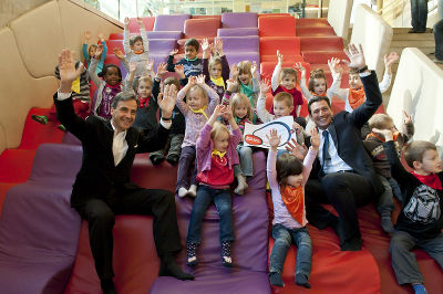 Bürgermeister Mag. Siegfried Nagl (l.) und FRida & freD-Direktor Mag. Jörg Ehtreiber begrüßten die Kinder des Kindergartens Krausgasse als 500.000 BesucherInnen. | Foto: Stadt Graz/Fischer 
