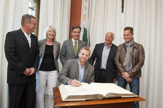 v.l.n.r.: Zdenek Vanek (Vater), Jarmilla Vanek (Mutter), Bürgermeister Siegfried Nagl, Thomas Vanek, Klubobmann Herper, GR Schröck | Foto: Stadt Graz / Fischer 